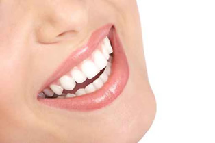 白い歯を見せて微笑む女性